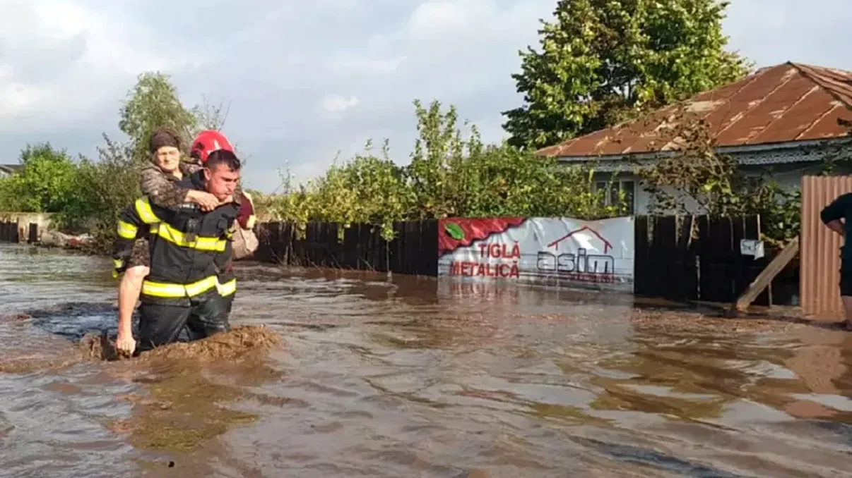 Evacuări în 23 de localități din Galați. Risc major de inundații: „Trebuie să prevenim pierderi tragice”