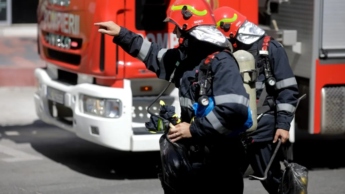Incendiu puternic în zona Lacului Morii din București. Au ars 12 containere în care locuiau ucraineni