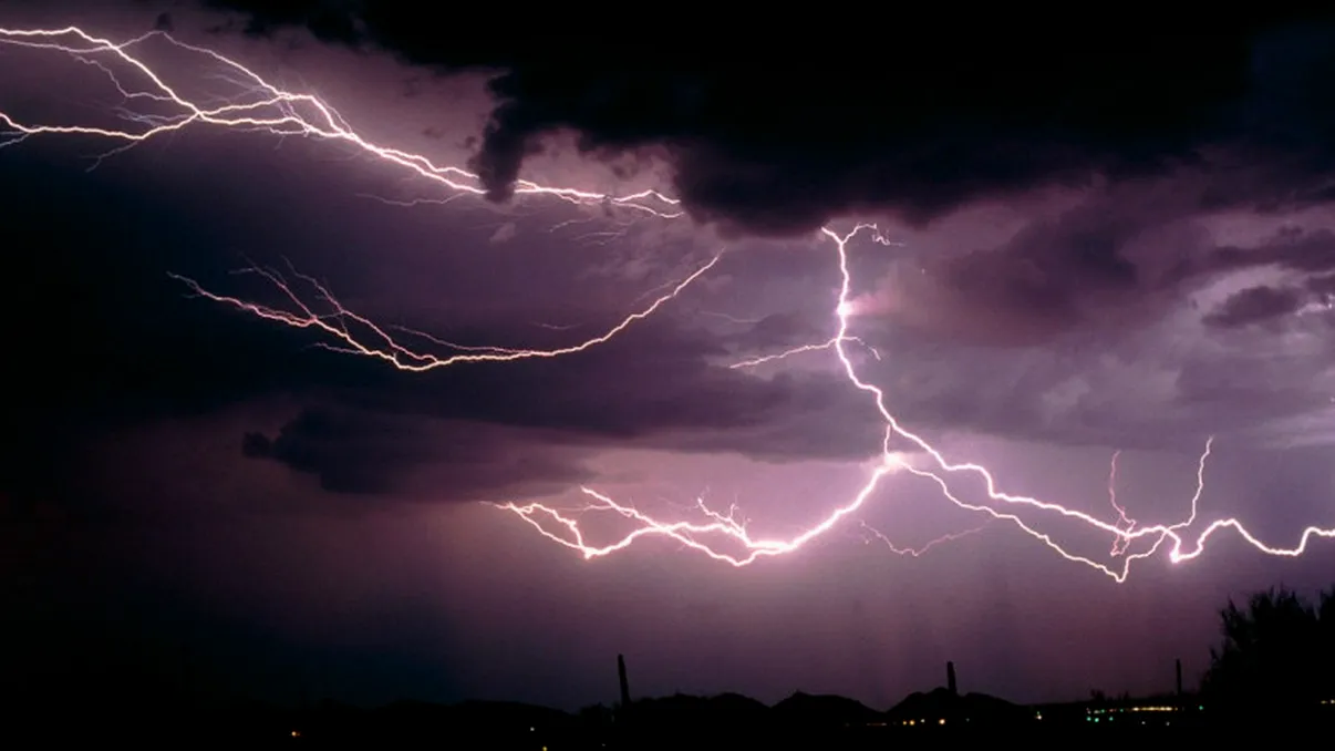 Vremea se schimbă radical. Ciclonul islandez aduce temperaturi drastice în România. ANM a emis cod galben de ploi torențiale