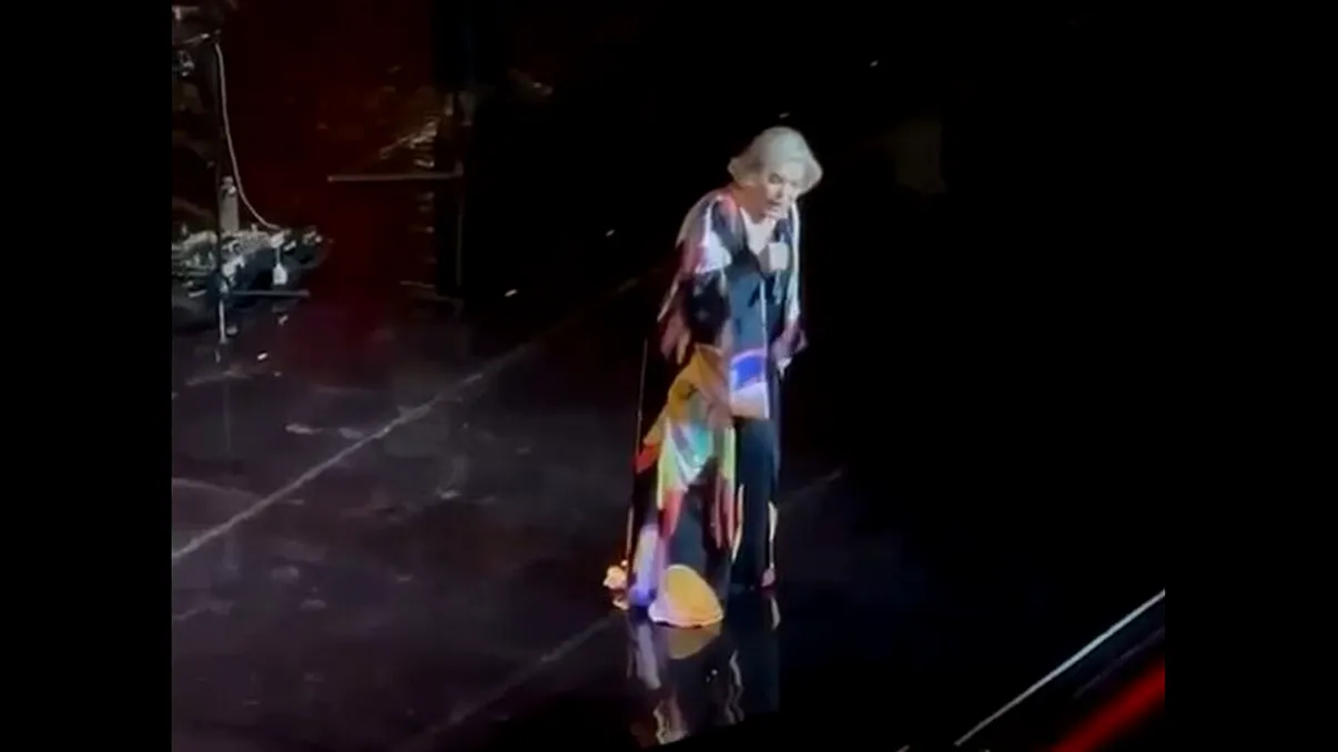 O celebră artistă a suferit un sever accident vascular chiar pe scenă. Cântăreața s-a prăbușit pe scenă sub privirile îngrozite ale fanilor