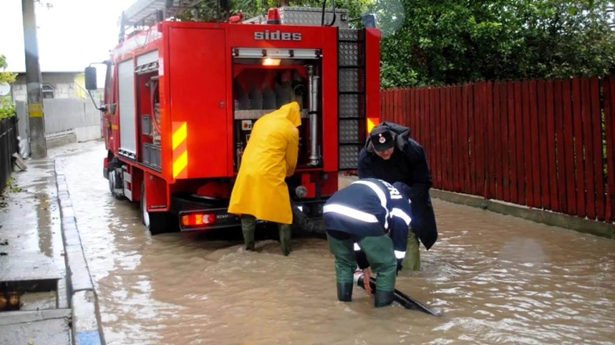 Primele pagube în Capitală după două ore de ploi torențiale. Două case inundate, iar în Chiajna s-a surpat carosabilul