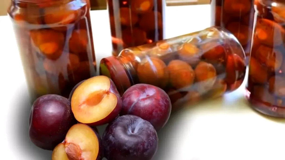 Prune la borcan pentru iarnă după rețeta nemților. Trucul special care le face și mai gustoase