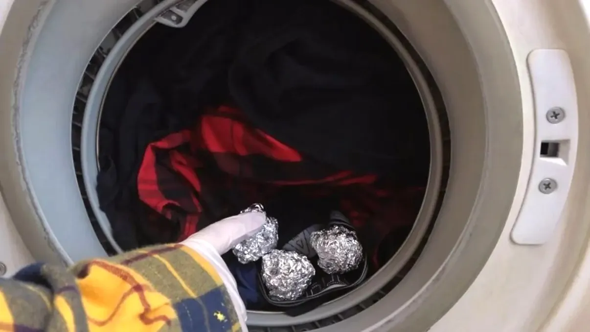Pune două bile din folie de aluminiu în mașina de spălat și scapi definitiv de această problemă. Trucul preferat al oamenilor moderni