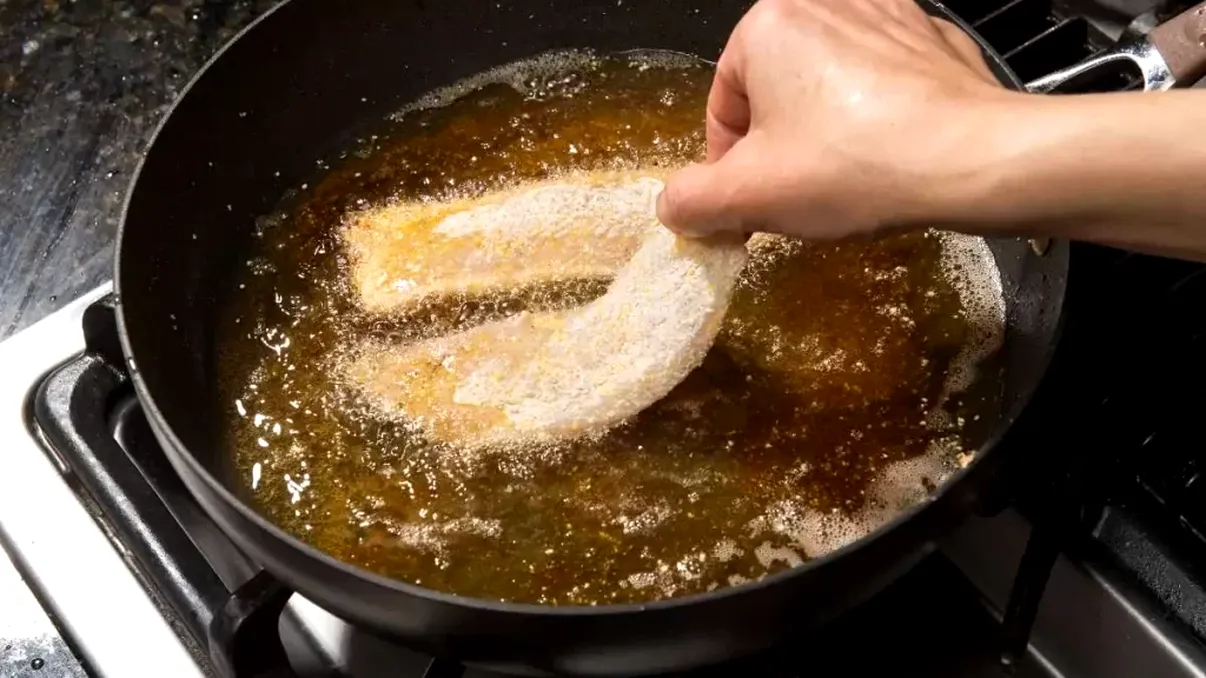 Trucul folosit de gospodinele din Spania pentru a nu face miros de pește în casă. Ce pun de fiecare dată în tigaie