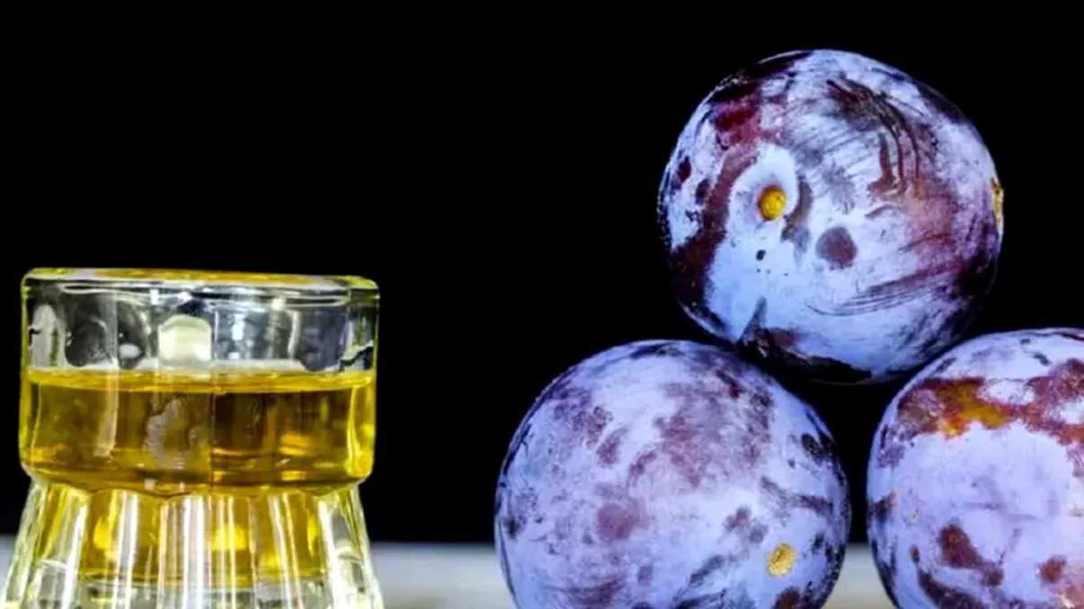 Cum să faci cea mai bună țuică chiar dacă prunele sunt acre. Trucul secret pe care îl folosesc gospodarii de la țară