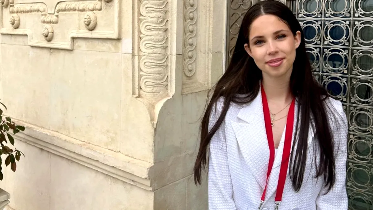 Violeta Bănică a început școala și mama ei i-a fost alături la festivitate. Câți bani dă Andreea Marin pe taxa de școlarizare a fiicei sale