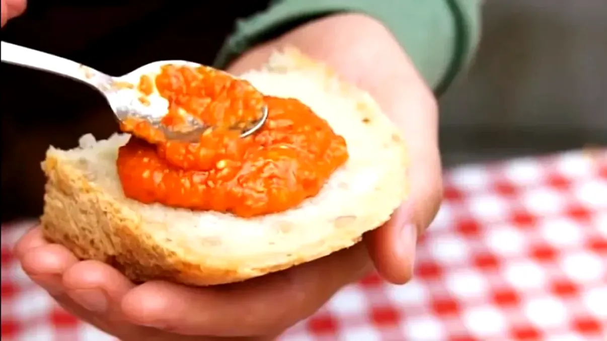 Ce pun gospodinele din Bulgaria în zacuscă. Ingredientul care-i dă un plus de savoare