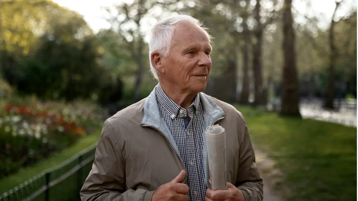 Cum a rămas un pensionar fără 5000 de lei, după ce și-a scos pensia de la bancomat. Un străin s-a apropiat de el pe stradă, ce a urmat