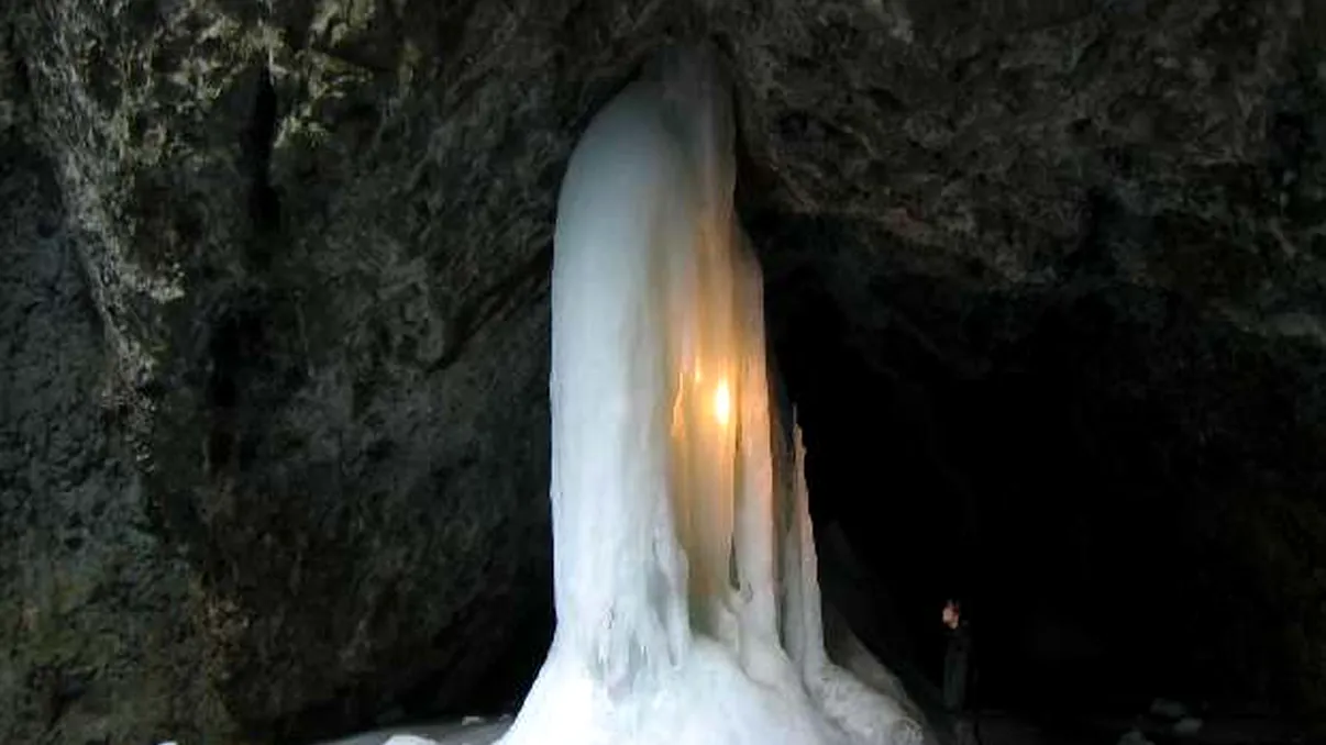 Se află în România și puțini știu de frumusețea lui rară. Gheţarul care “arde” zilnic în bătaia soarelui, când merită vizitat