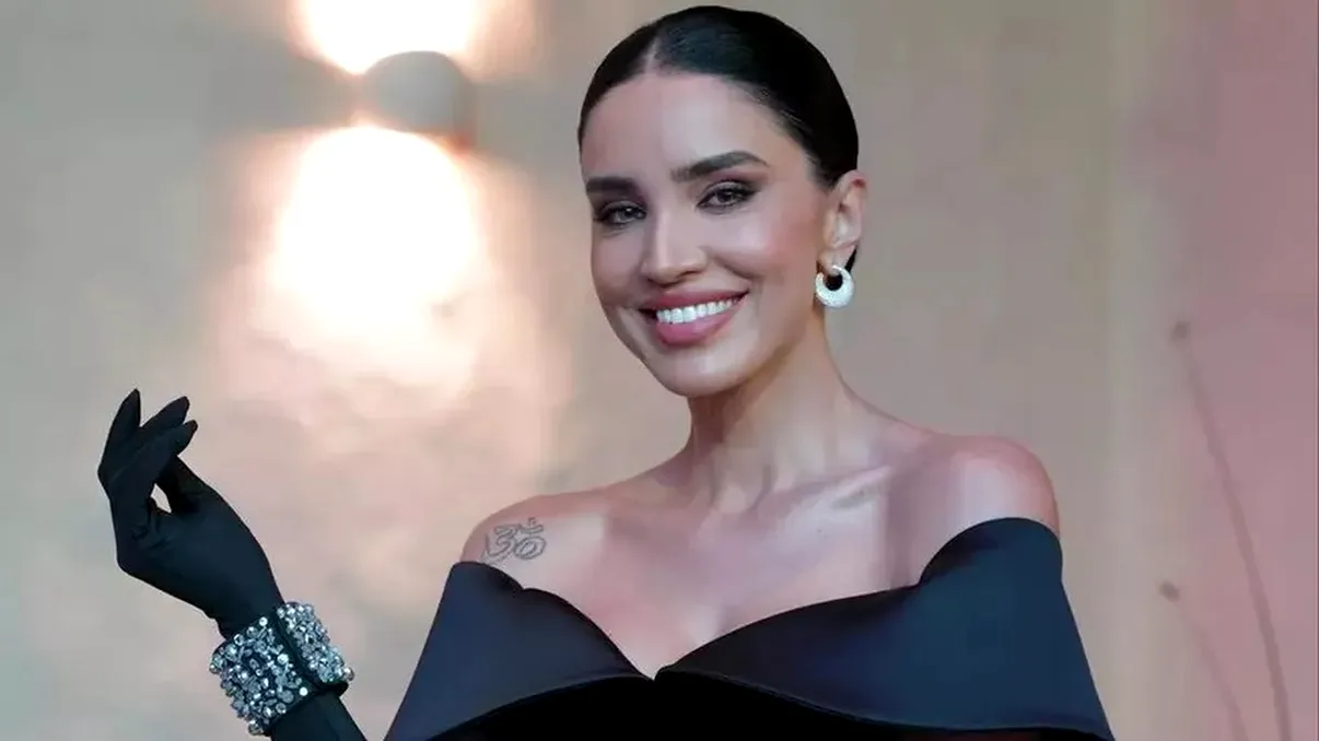 Adelina Pestrițu a întors toate privirile la nunta anului. Cum s-a pozat cu mireasa Monica Bîrlădeanu, rochia i-a pus în evidență silueta FOTO