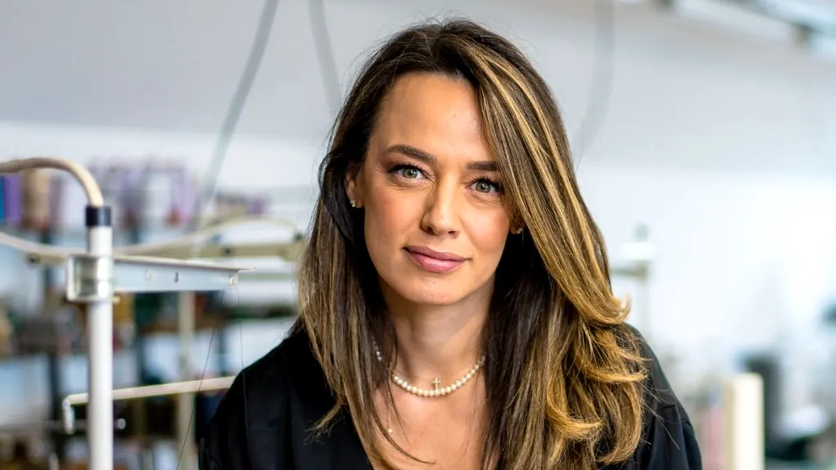 Andreea Raicu a arătat splendid la nunta Monicăi Bîrlădeanu. Ținuta divei a atras atenția tuturor domnilor prezenți la eveniment