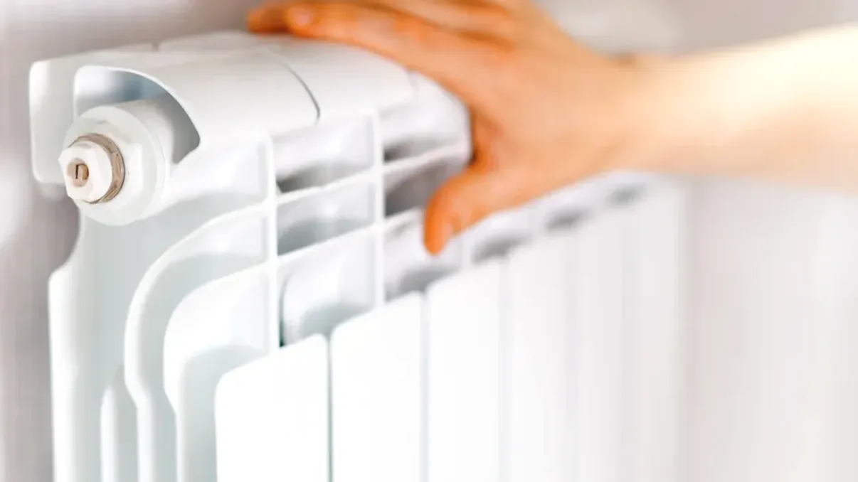 Când se dă drumul la căldură în blocurile din Capitală. Tot mai mulți bucureșteni se plâng de frig, ce spun cei de la Termoenergetica