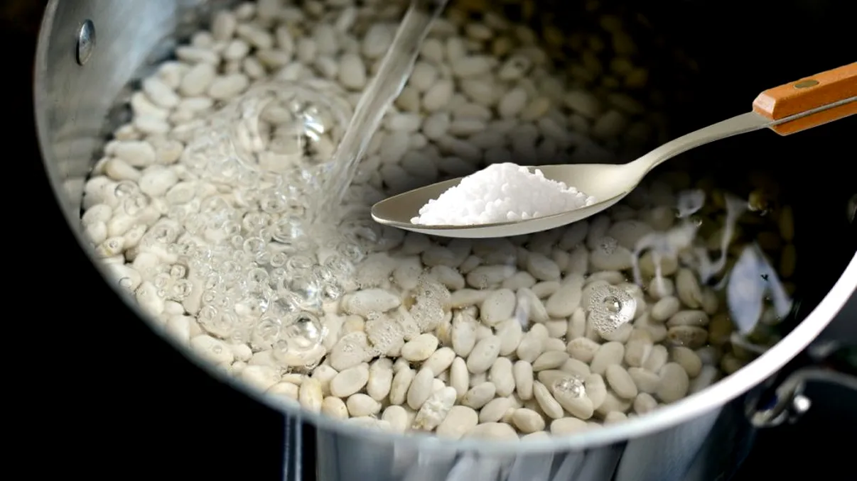 Când trebuie să pui bicarbonatul în fasole, ca să fiarbă de două ori mai repede. Multe gospodine nu știu trucul corect