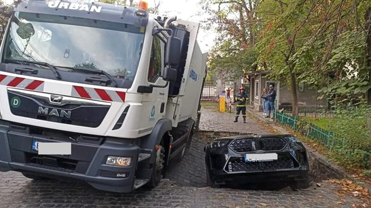 Cartierul din București unde străzile s-au surpat și au ”înghițit” mașinile. Localnicii apelează la ajutorul oficialilor