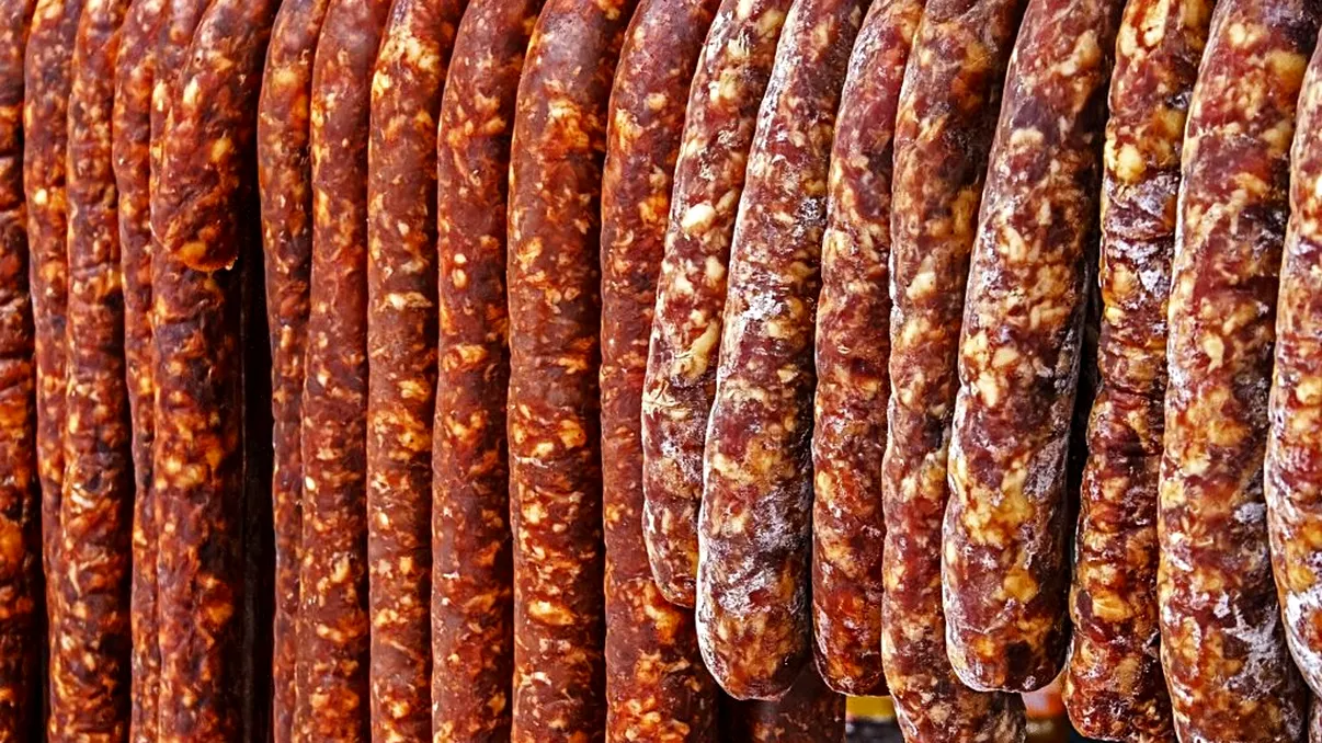 Cât costă kilogramul de cârnați de Pleșcoi în 2024. Prețul e foarte piperat, nu e pentru oricine