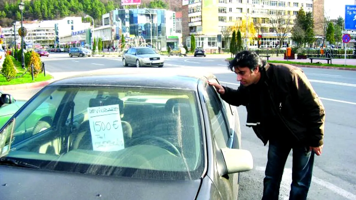 Ce amendă riscă șoferii care circulă cu un anunț de vânzare pe geamul mașinii. Mulți nu știu că nu e legal
