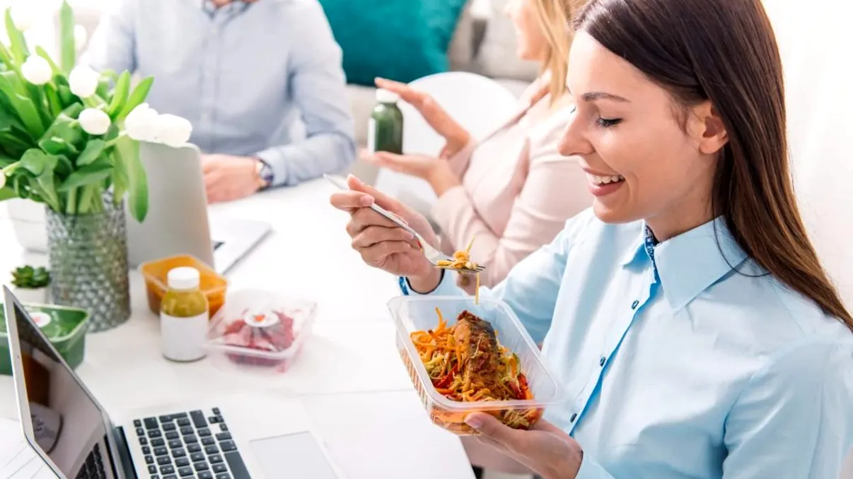 Ce poți mânca pe grabă la birou, fără să faci mizerie sau să-i deranjezi pe ceilalți colegi. Cele mai bune gustări