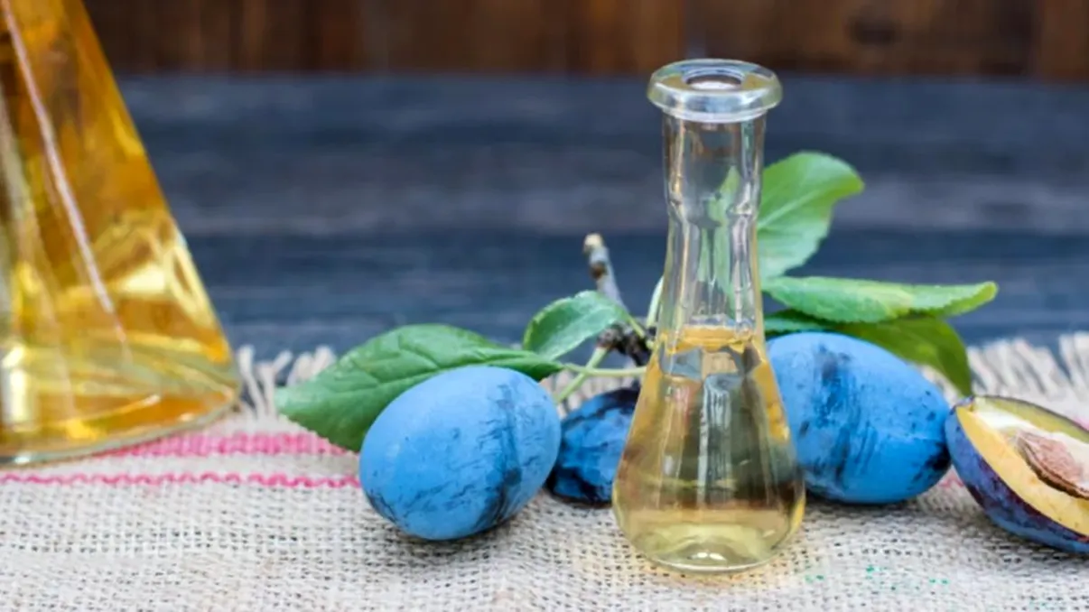 Cu ce se scoate acreala din țuica de prune. Trucul simplu pe care îl folosesc bunicii de ani buni