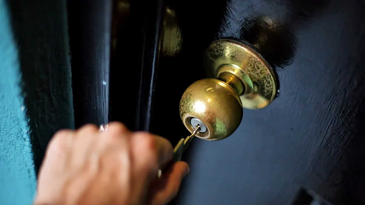 De ce nu trebuie să lași cheile în ușă noaptea niciodată. Sfaturile unui expert