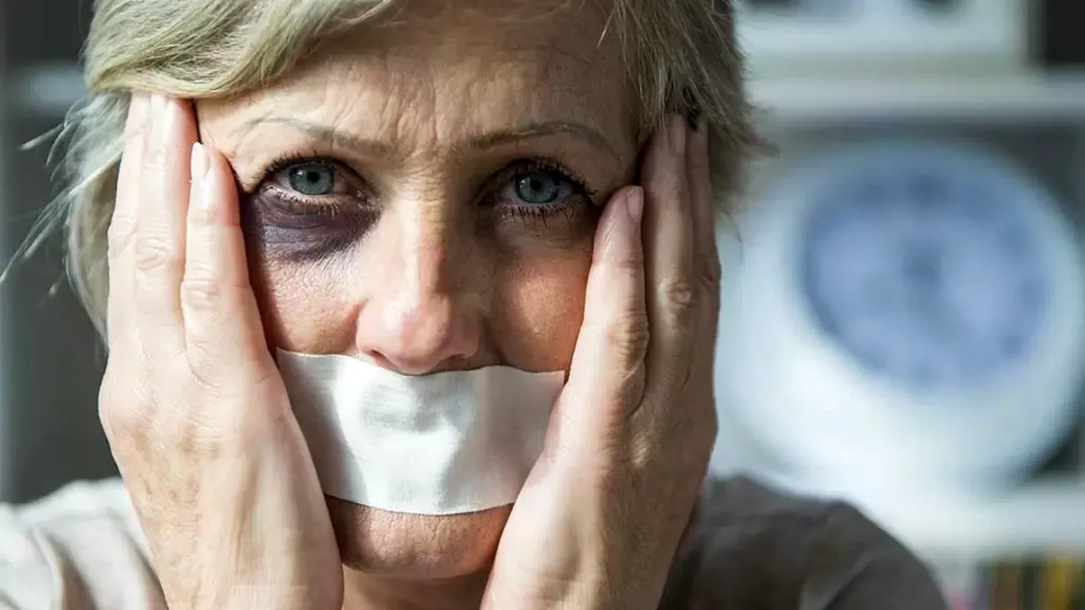 Polițiștii s-au sesizat imediat! Ce îi făcea un român din Italia propriei mame bolnave