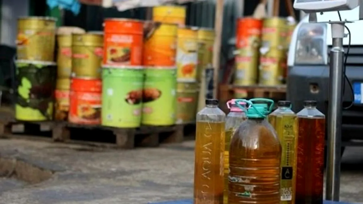 S-a dus cu 2 litri de ulei uzat la Auchan și mare i-a fost mirarea. Ce a aflat imediat