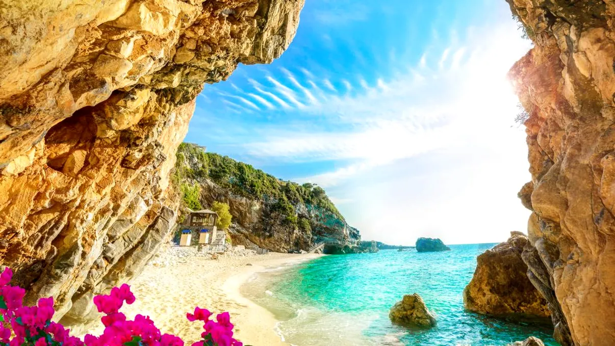 Top 3 cele mai frumoase plaje din Europa în 2025. Sunt binecuvântate cu priveliști frumoase, iar vacanța e ieftină