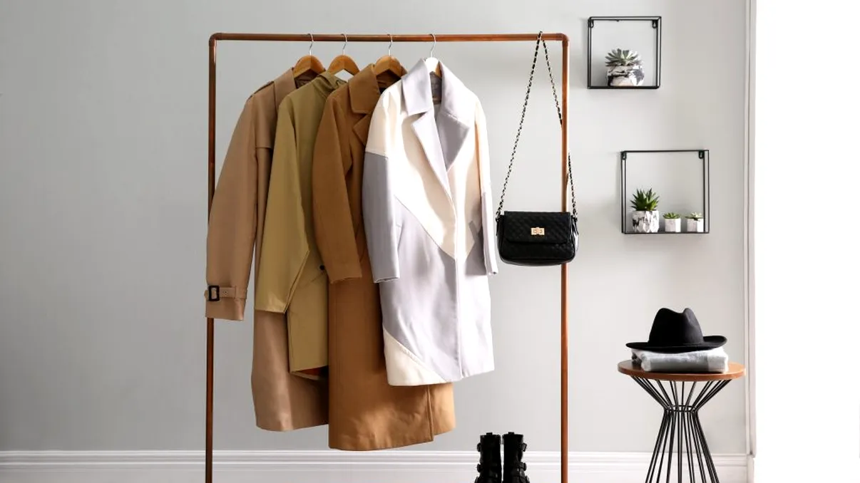 Trucul japonez pentru a depozita gecile de iarnă și paltoanele fără a ocupa spațiu. Așa scapi de dezordine