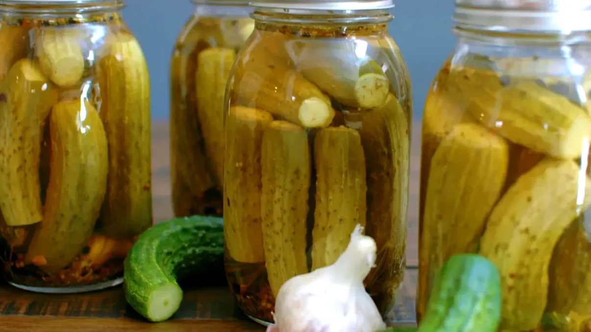 Cât timp se țin castraveții la murat, de fapt. Trucul la care apelează gospodinele din Moldova