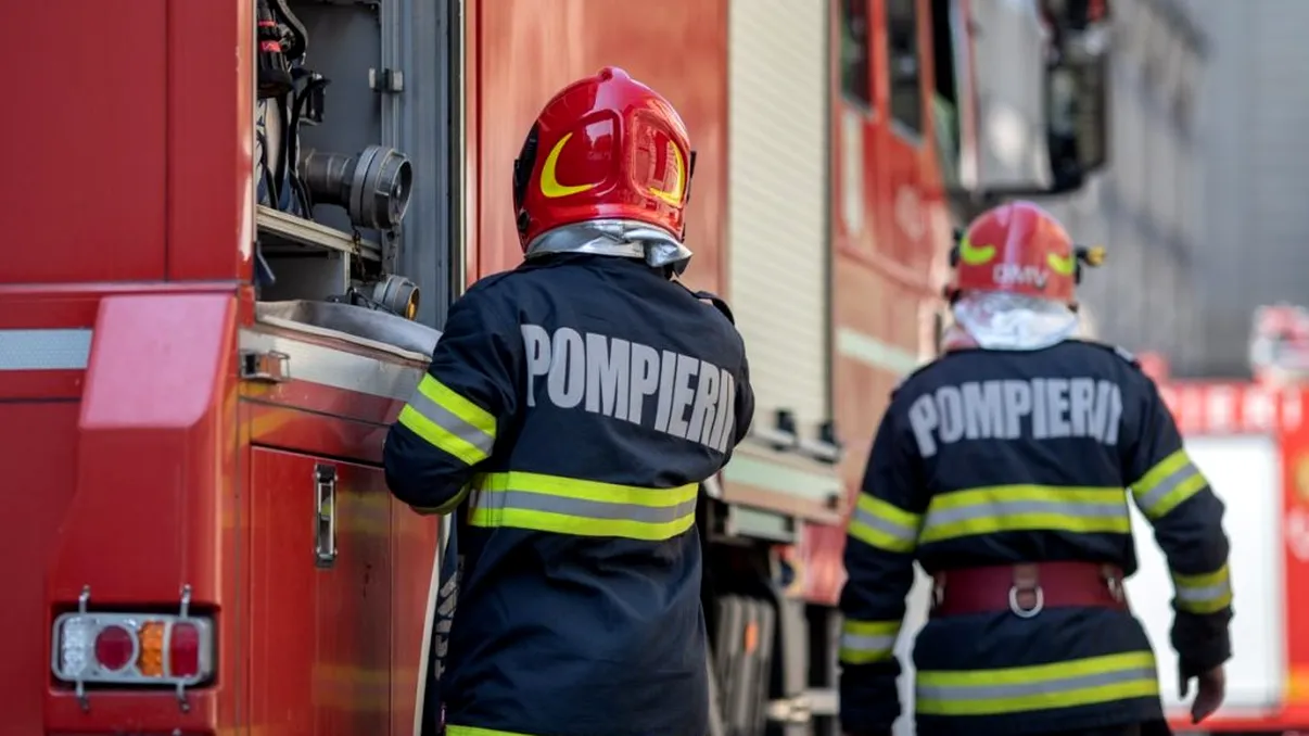 Incendiu puternic la un apartament din sectorul 2 din București. Șase persoane rănite, între care doi polițiști