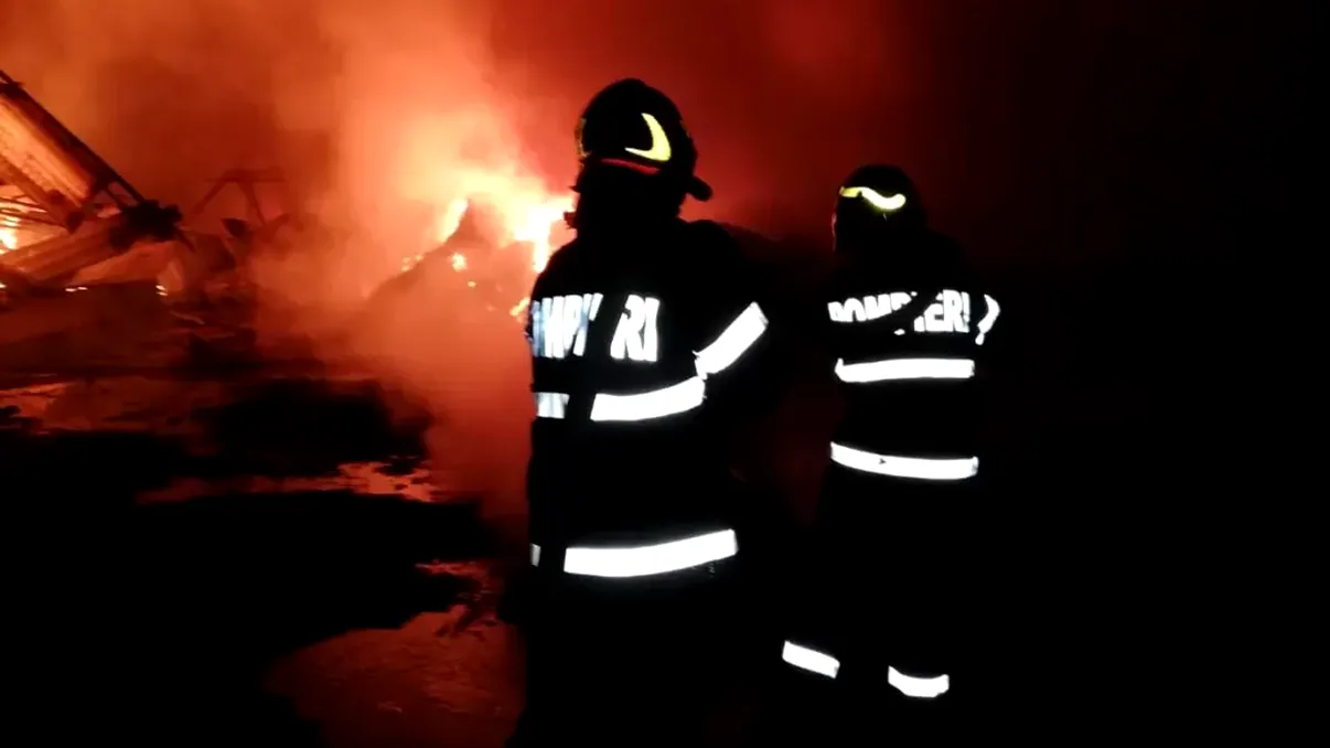 Incendiu uriaș în Tulcea. Pompierii militari au intervenit de urgență: S-au luptat cinci ore cu flăcările