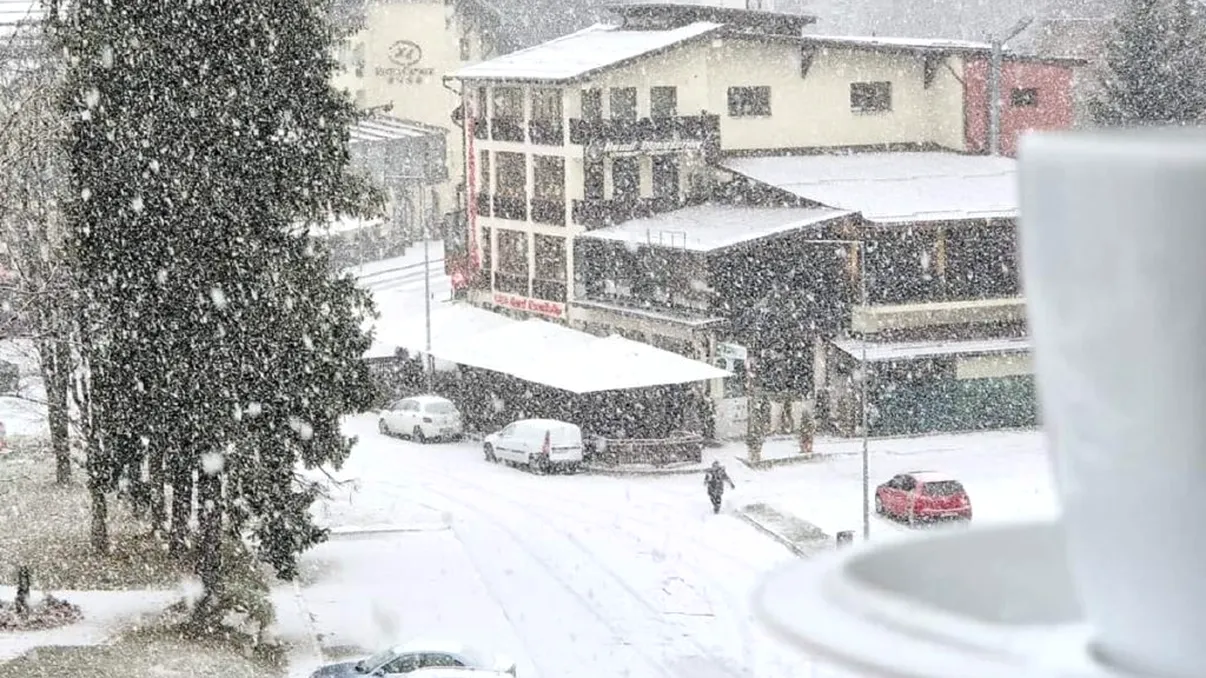 Ninge ca în povești pe Valea Prahovei. S-a așternut deja un strat generos de zăpadă în Sinaia, Predeal și Poiana Brașov