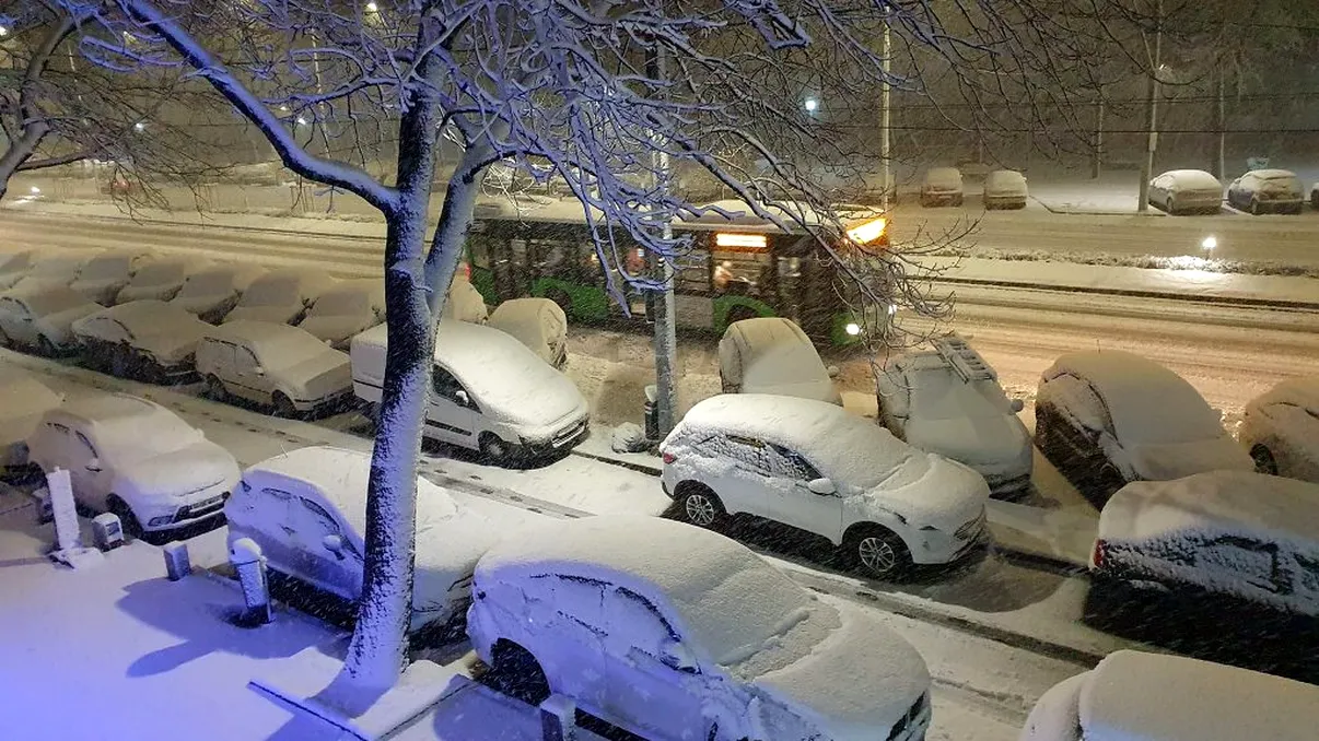 Orașul din România unde zăpada îți trece de genunchi, la final de noiembrie. Nu e la munte, imaginile sunt spectaculoase