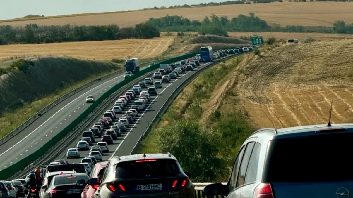 Trafic îngreunat pe autostrada A1 pe sensul București-Pitești, după ce un autoturism a luat foc