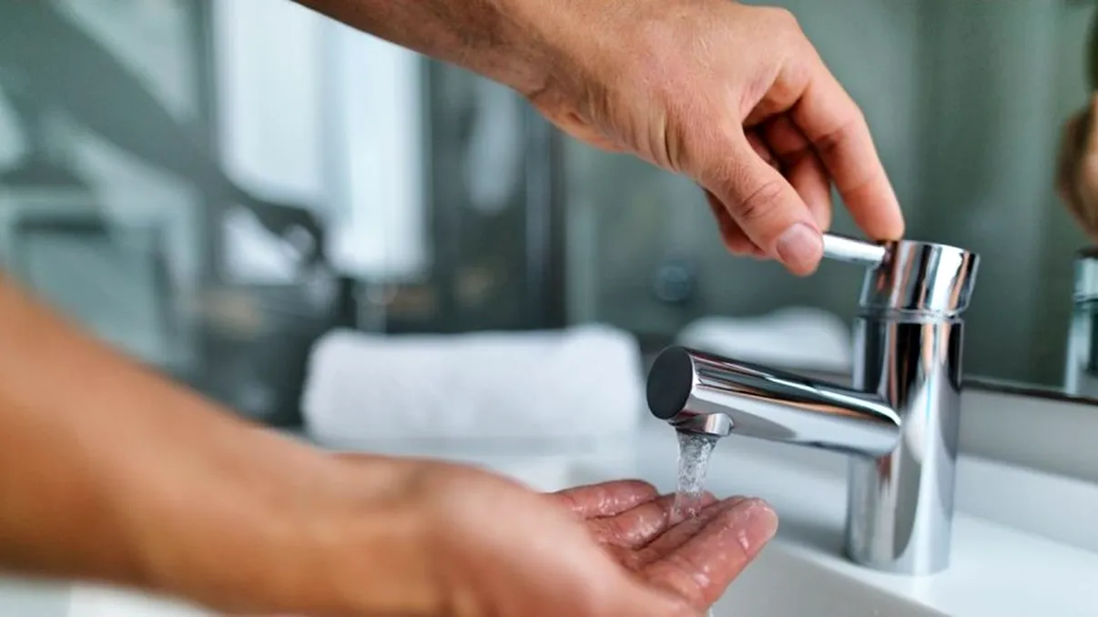 Trucul pentru ca robinetele din baie să fie mereu strălucitoare. Cu ce trebuie să le ștergi ca să rămână curate zile la rând