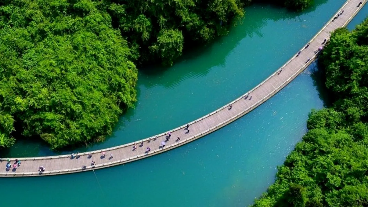 Unde se află unicul pod din lume construit în mijlocul unui râu. Sute de șoferi îl traversează cu sufletul la gură, în fiecare zi