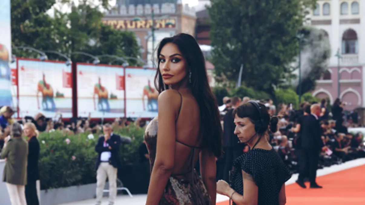 Mădălina Ghenea, apariție de excepție la premiera filmului Joker. Superba actriță a purtat o rochie extrem de decupată pe picior