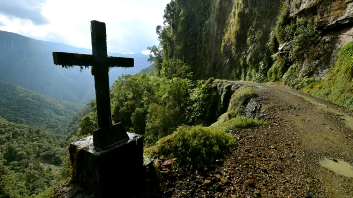 Cel mai periculos drum din lume se întinde pe 80 de kilometri. Șoferii se tem să meargă cu mașinile pe aici, în ce țară se află