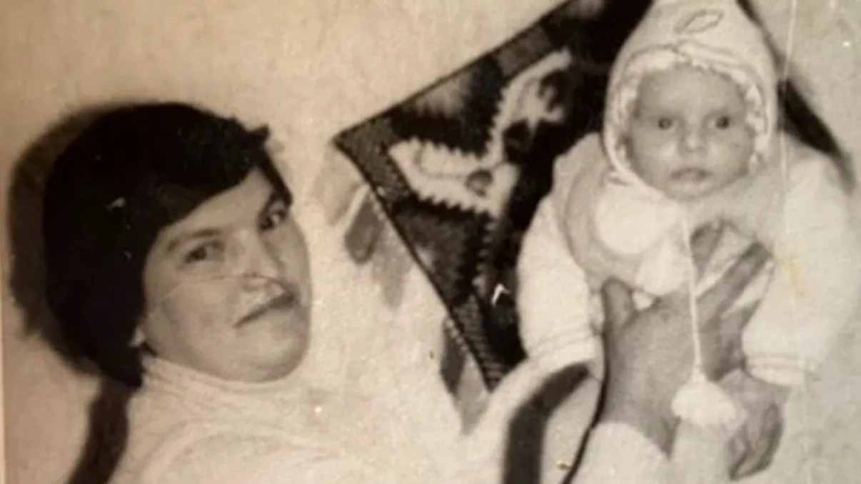 Băiețelul din imagine a trecut printr-un divorț dureros și este unul dintre cei mai apreciați actori ai României. Te-ai prins cine este?