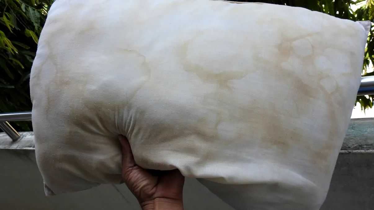 Cum cureți petele îngălbenite de pe fețele de pernă în doar 10 minute. Trucul genial care te scapă de belele