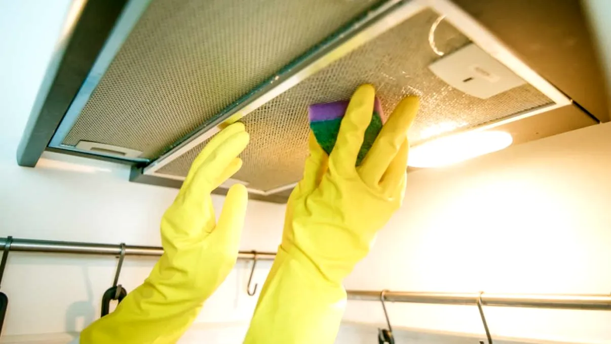 Cum elimini grăsimea de pe hotă în doar 30 de secunde. Ingredientul natural folosit de gospodine