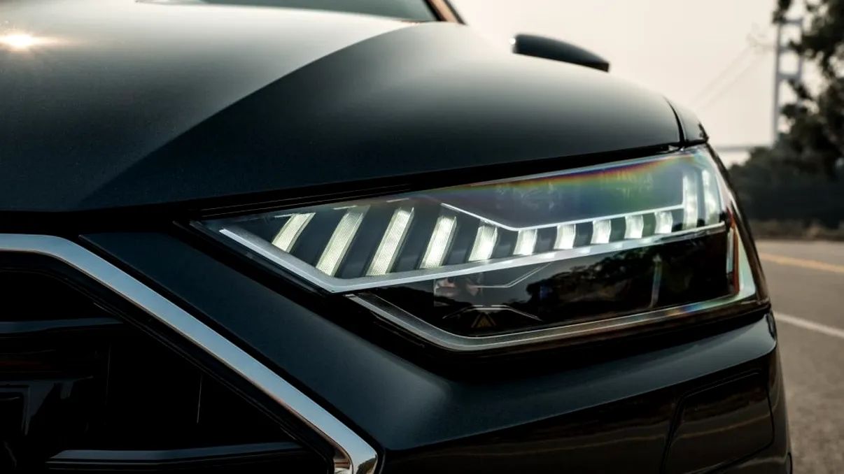 Detaliul din farurile mașinii la care trebuie să fii foarte atent. Ai putea fi în pericol, dacă îl ignori