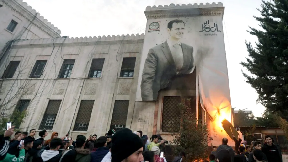 Palatul lui Bashar al-Assad, jefuit de sirienii ”liberi”. Ce au găsit aceștia în camerele luxoasei locuințe. Între timp, din bănci dispar saci de bani