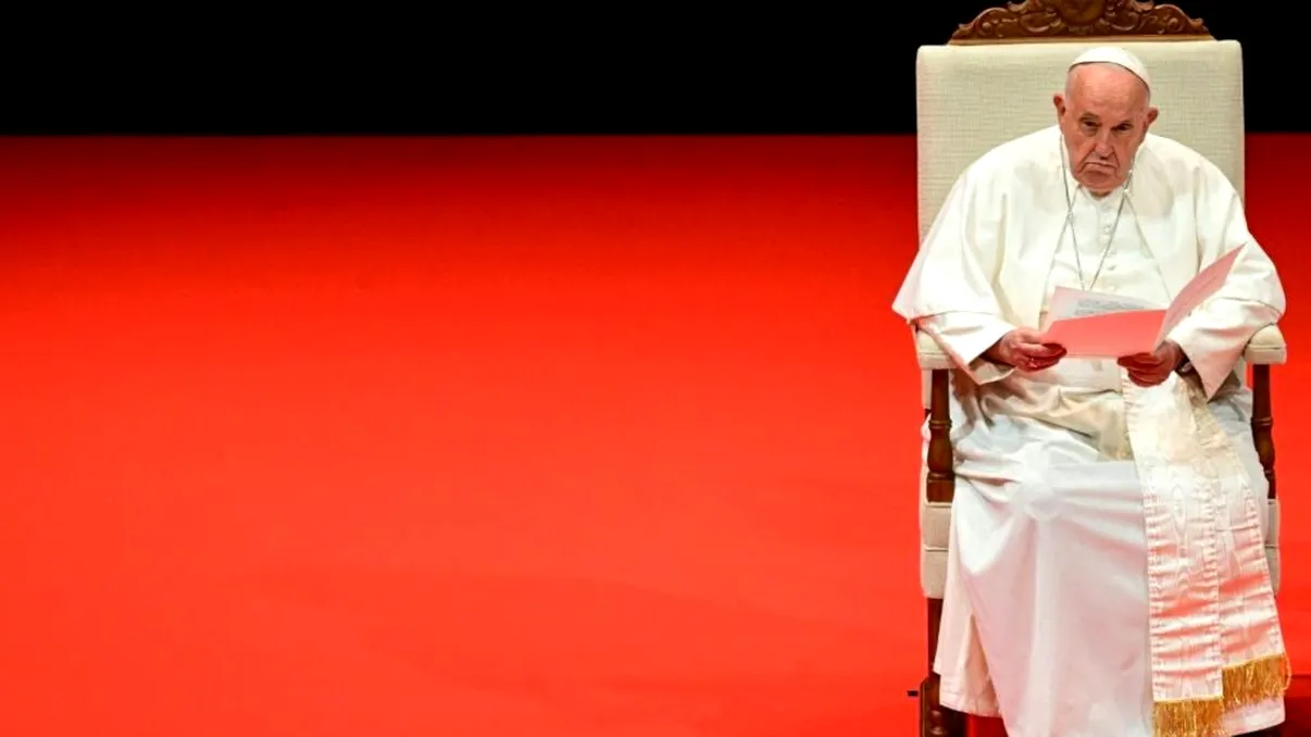 Apariție îngrijorătoare a Papei Francisc în public: „O cădere minoră”