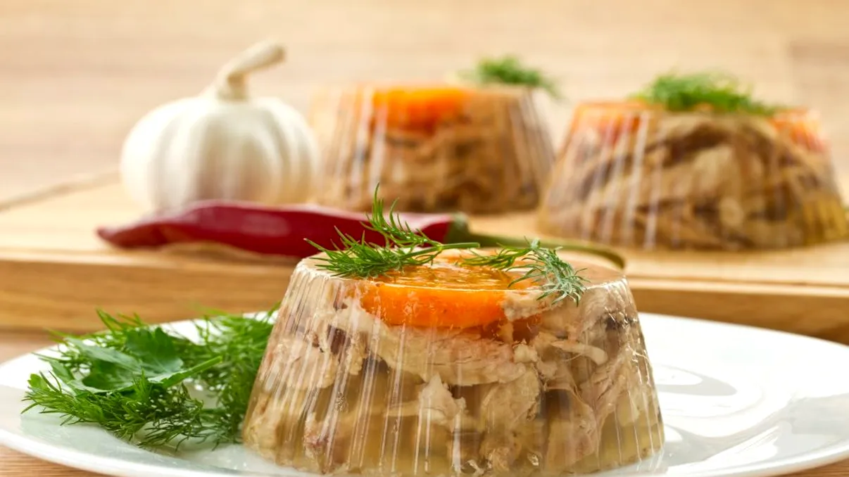 Secretul pentru cea mai bună piftie de curcan. Ce trebuie să faci în timp ce fierbe ca să iasă limpede