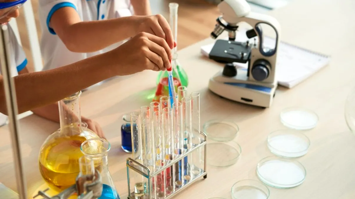 Trei copii intoxicați într-un laborator de chimie, la o școală din Iași