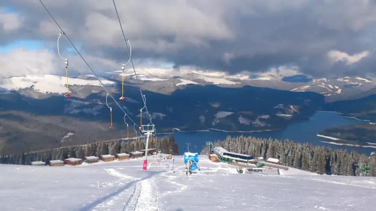 Accident grav pe pârtia Voineasa. Un copil proiectat în aer de un teleschi defect, fracturi multiple la bazin