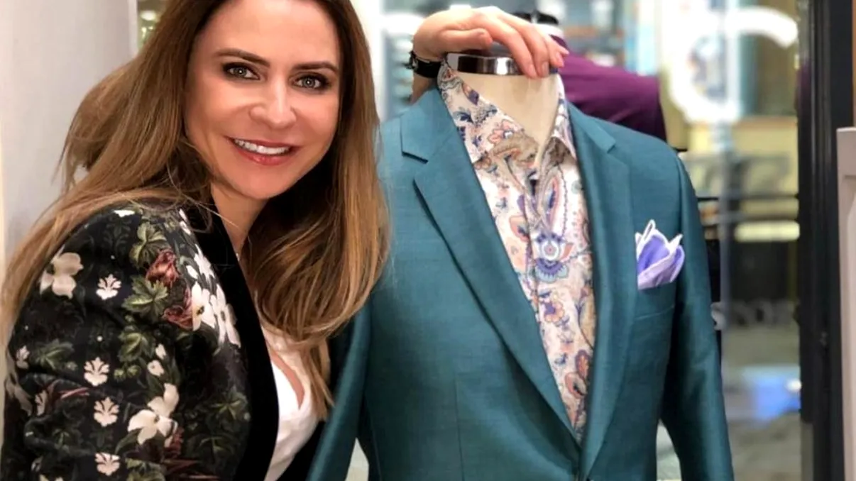 Adina Buzatu, despre cum se îmbracă politicienii din România: “Nu își doresc piese scumpe, ci de calitate, care să îi țină în timp” EXCLUSIV