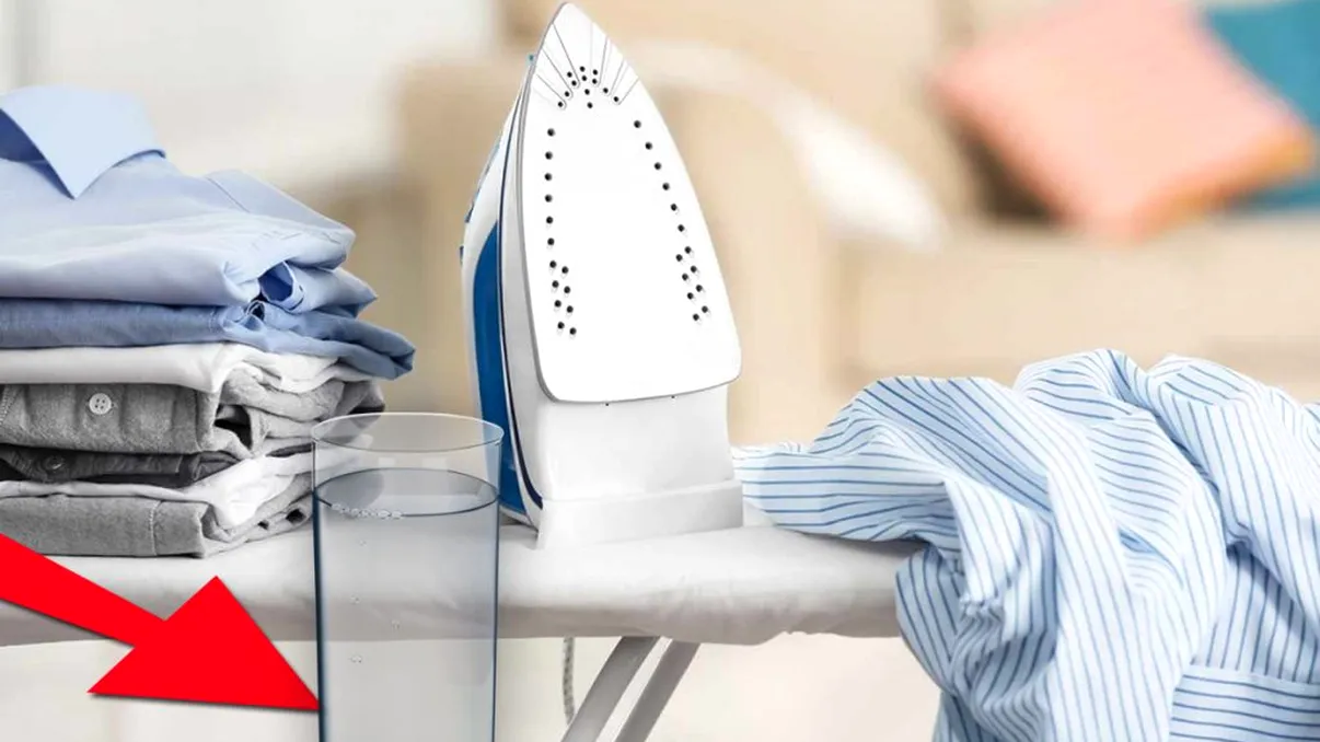 Ce apă se pune în fierul de călcat, de fapt. Astfel, hainele nu se vor șifona atunci când le vei netezi
