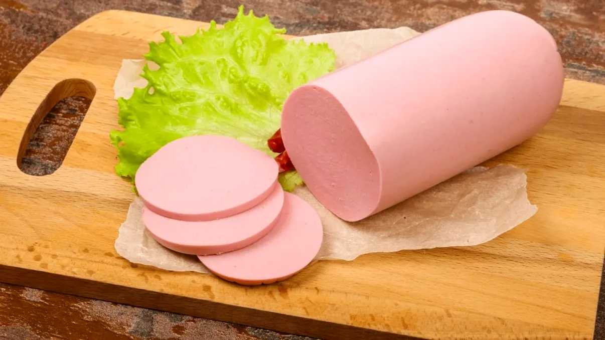 Ce consumi atunci când mănânci parizer din comerț, de fapt: Dragoș Pătraru dezvăluie ce ar conține produsul