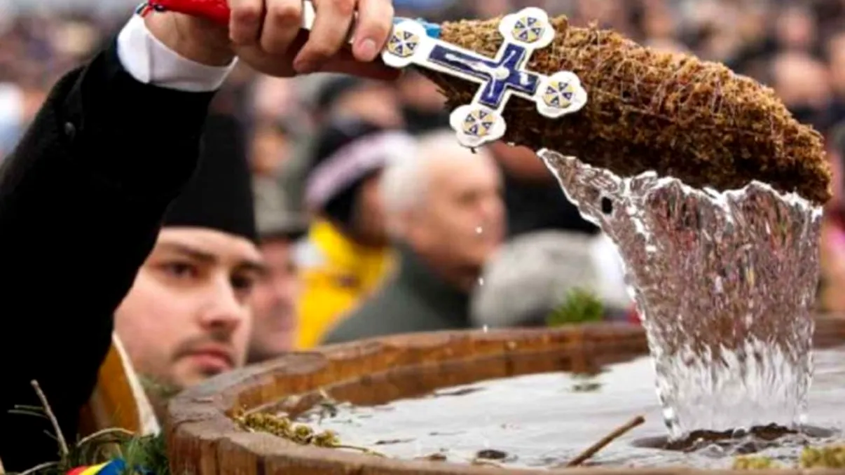 Ce este bine să faci cu apa sfințită de Bobotează imediat ce ajungi acasă. Sfatul preoților pentru credincioși